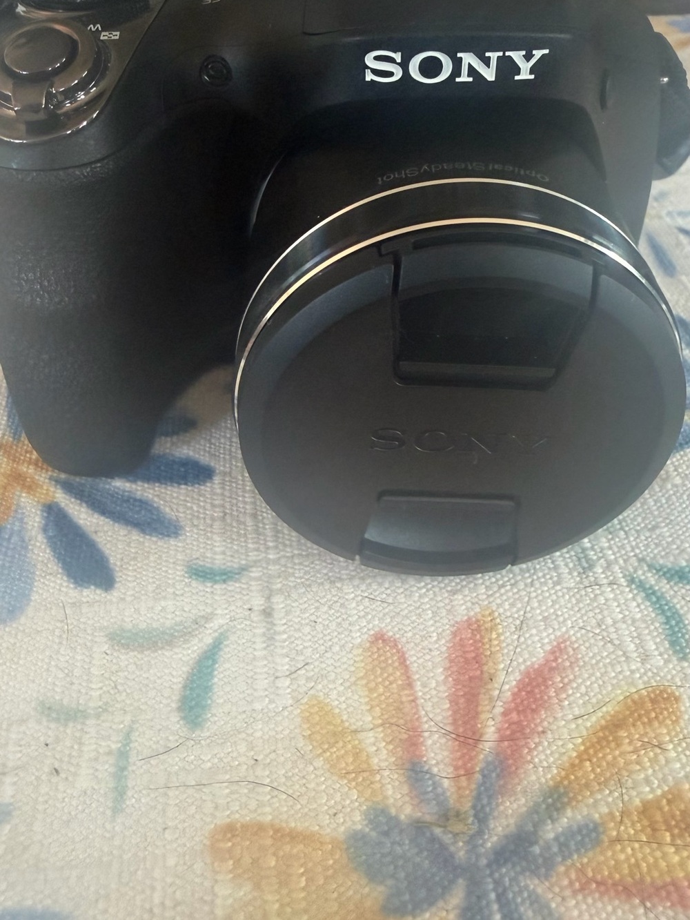 Sony Black Camera with Black Lens Cap - Picture 7 of 11
